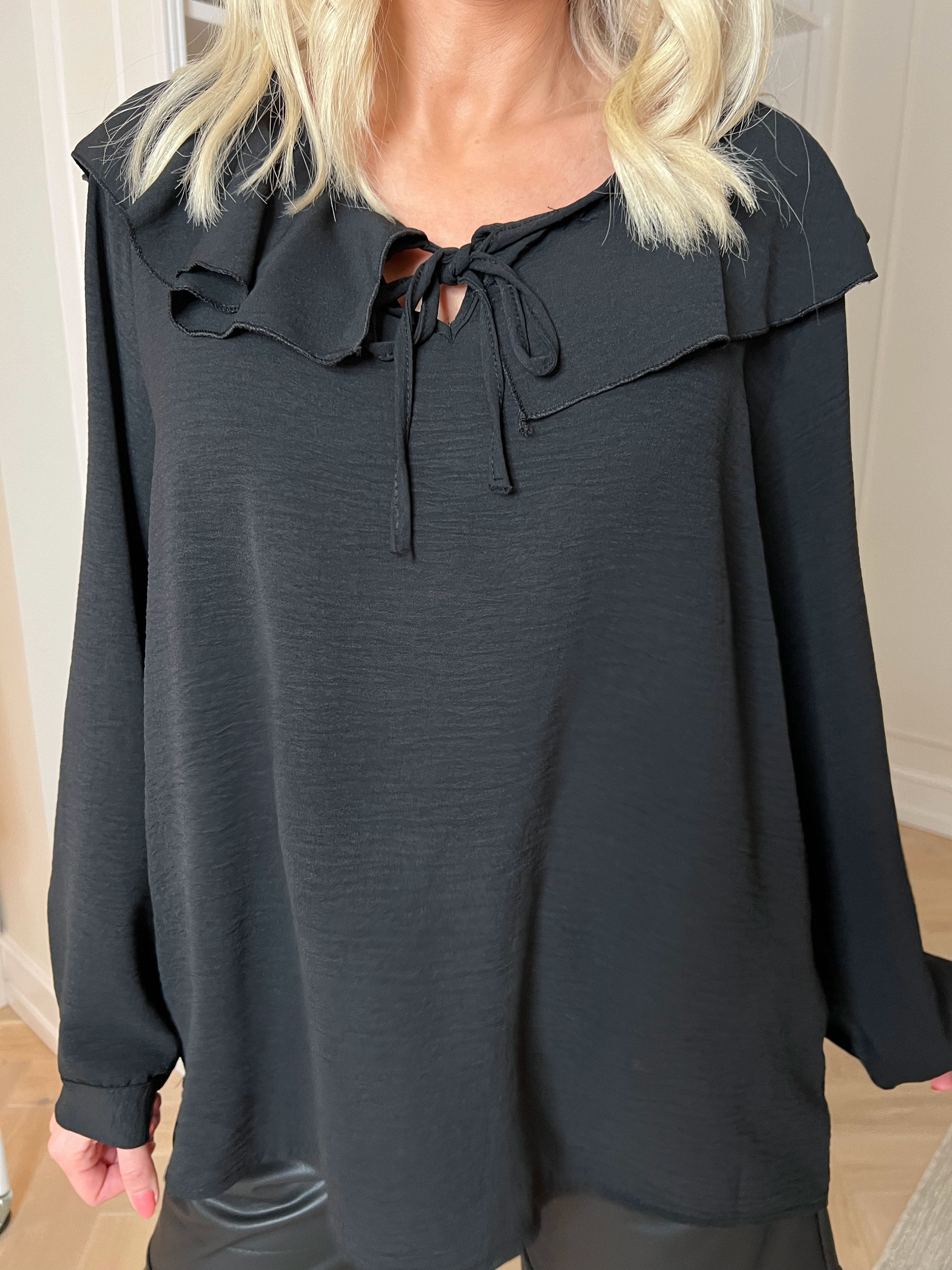 Alcoy - Klassik tunika i viskose med flæsekant